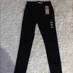 Black Ripped Knee Levi’s Jeans